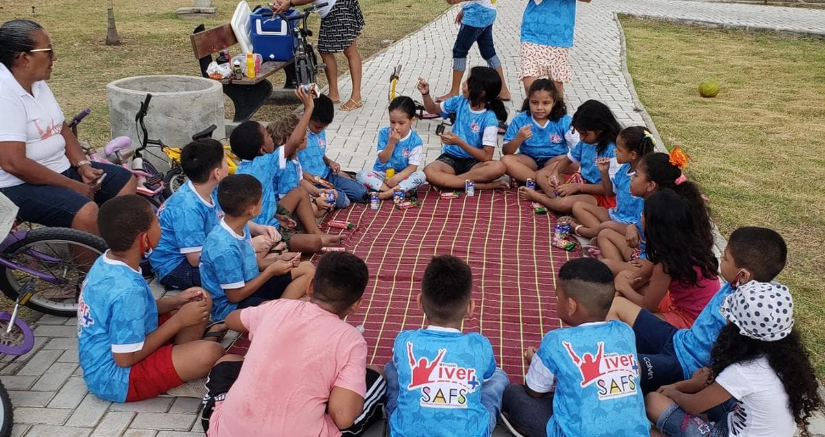 Crianças no parque com uniforme SAFS