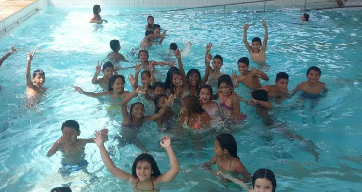 Crianças na piscina