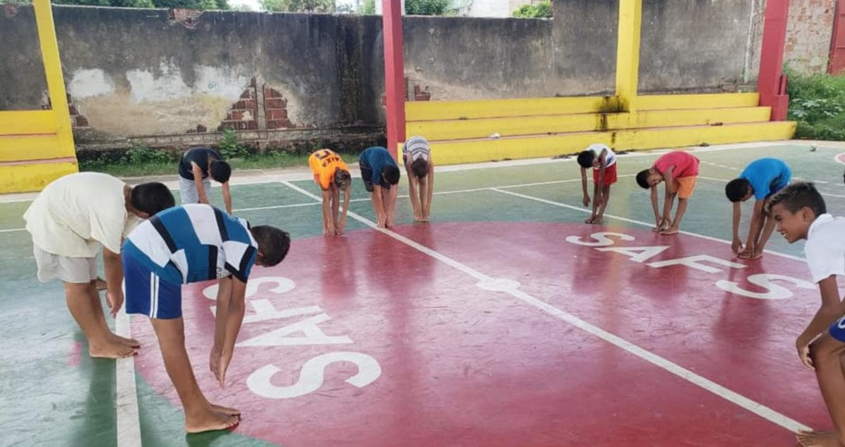 Jovens na quadra da SAFS